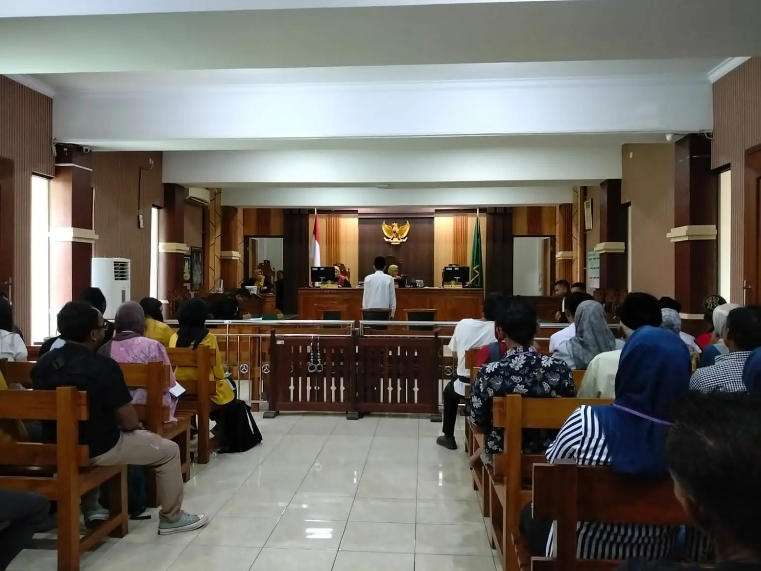Suasana sidang kasus tambang emas di Ajibarang, dengan agenda putusan, yang dihadiri keluarga dan para simpatisan masyarakat yang membela dibebaskannya terdakwa, Kamis (02/04/2026).