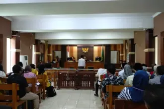 Suasana sidang kasus tambang emas di Ajibarang, dengan agenda putusan, yang dihadiri keluarga dan para simpatisan masyarakat yang membela dibebaskannya terdakwa, Kamis (02/04/2026).