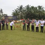 Plh Sekda Annisa Fabriana menyerahkan program bantuan bagi warga saat pembukaan TMMD di Desa Buntu Kroya, Cilacap. (Pemkab Cilacap).
