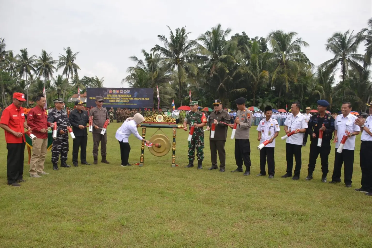 Plh Sekda Annisa Fabriana menyerahkan program bantuan bagi warga saat pembukaan TMMD di Desa Buntu Kroya, Cilacap. (Pemkab Cilacap).