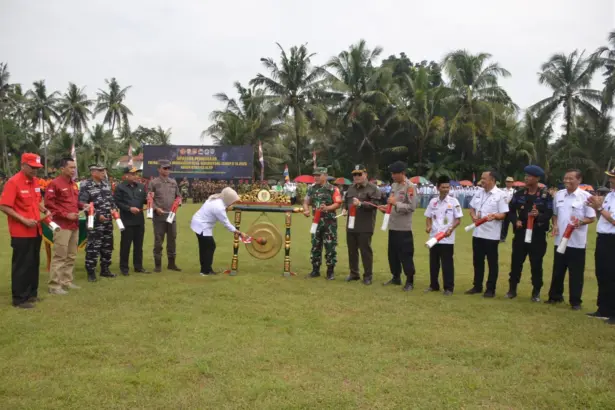 Plh Sekda Annisa Fabriana menyerahkan program bantuan bagi warga saat pembukaan TMMD di Desa Buntu Kroya, Cilacap. (Pemkab Cilacap).