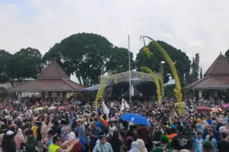 Berebut gunungan di kirab budaya hari jadi banjarnegara