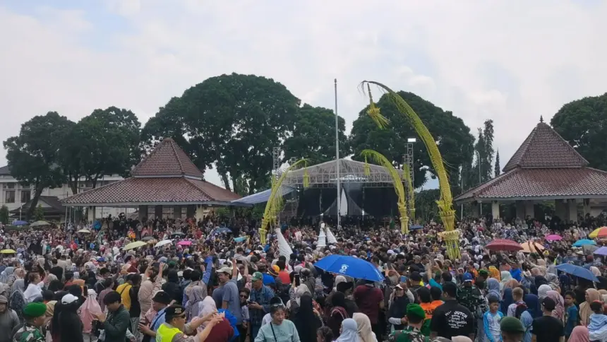 Berebut gunungan di kirab budaya hari jadi banjarnegara