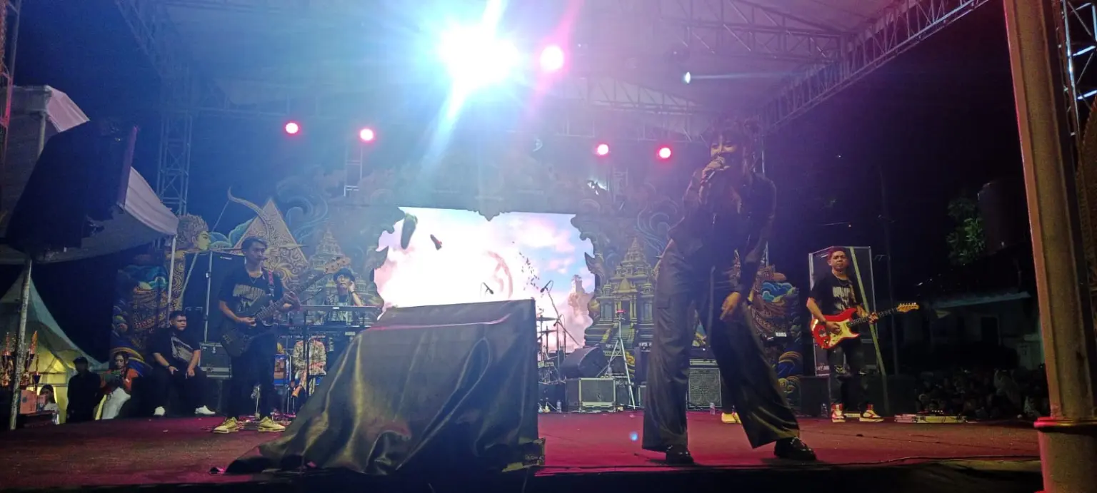 Aksi saling lempar botol coreng konser musik extravaganza HUT Banjarnegara