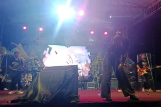 Aksi saling lempar botol coreng konser musik extravaganza HUT Banjarnegara
