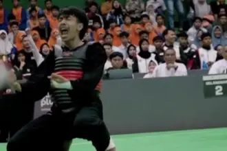 Pesilat muda Mieko melakukan selebrasi usai memastikan medali emas di kejurnas