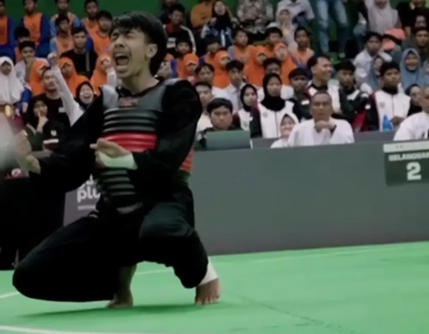 Pesilat muda Mieko melakukan selebrasi usai memastikan medali emas di kejurnas