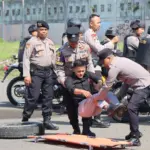 Anggota Polres Banjarnegara menggelar pelatihan penguraian massa