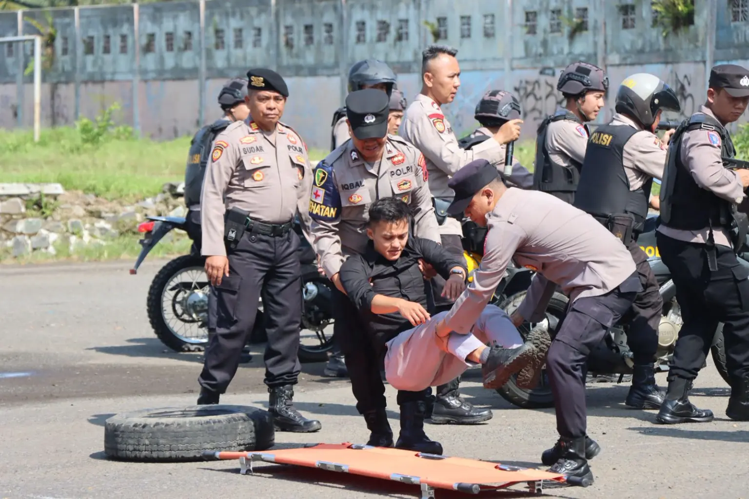Anggota Polres Banjarnegara menggelar pelatihan penguraian massa