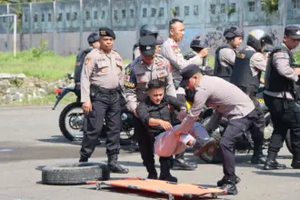 Anggota Polres Banjarnegara menggelar pelatihan penguraian massa