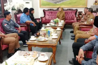 Mieko saat berpamitan sebelum ke kejuaraan dunia pencak silat