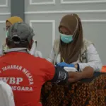 Warga binaan saat menjalani tes kesehatan