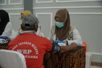 Warga binaan saat menjalani tes kesehatan