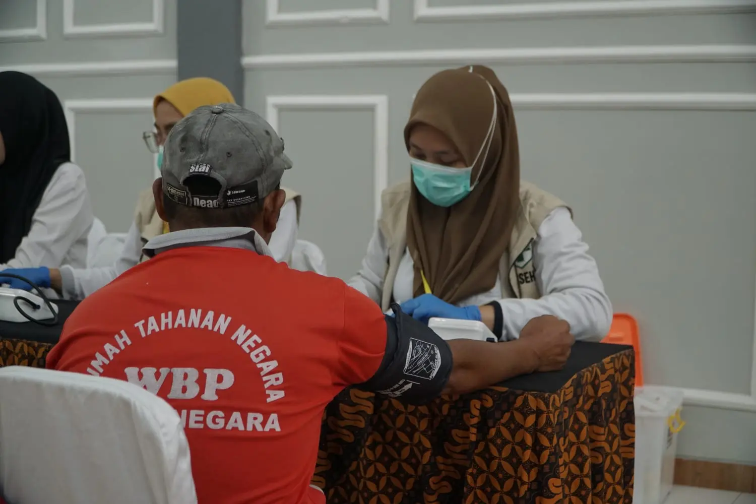 Warga binaan saat menjalani tes kesehatan