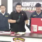 Kasat Reskrim Polres Banjarnegara, AKP Ori Friliansa Utama saat menunjukkan sejumlah barangbukti yang digunakan tersangka RP untuk membakar mobil istri Kades Hoho, Selasa (19/5/2026). (Foto: Heri C)