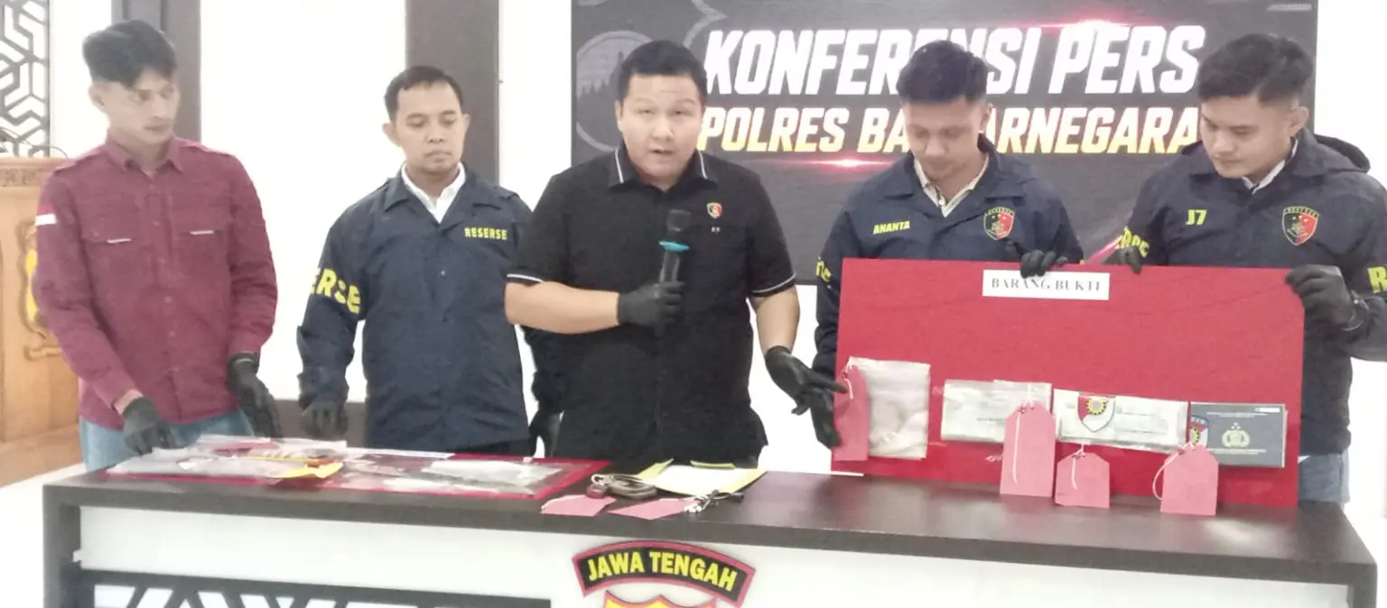 Kasat Reskrim Polres Banjarnegara, AKP Ori Friliansa Utama saat menunjukkan sejumlah barangbukti yang digunakan tersangka RP untuk membakar mobil istri Kades Hoho, Selasa (19/5/2026). (Foto: Heri C)