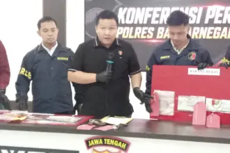 Kasat Reskrim Polres Banjarnegara, AKP Ori Friliansa Utama saat menunjukkan sejumlah barangbukti yang digunakan tersangka RP untuk membakar mobil istri Kades Hoho, Selasa (19/5/2026). (Foto: Heri C)