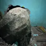 Penampakan batu raksasa yang masuk rumah warga di Watukumpul Pemalang, Jumat malam (15/5/2026). (Foto: Dok BASARNAS SEMARANG)