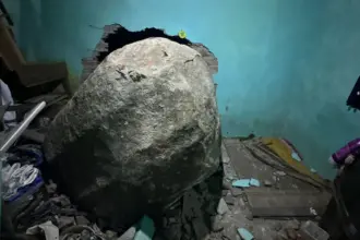 Penampakan batu raksasa yang masuk rumah warga di Watukumpul Pemalang, Jumat malam (15/5/2026). (Foto: Dok BASARNAS SEMARANG)