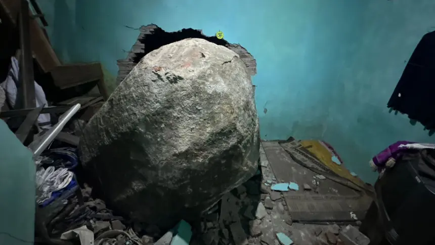 Penampakan batu raksasa yang masuk rumah warga di Watukumpul Pemalang, Jumat malam (15/5/2026). (Foto: Dok BASARNAS SEMARANG)
