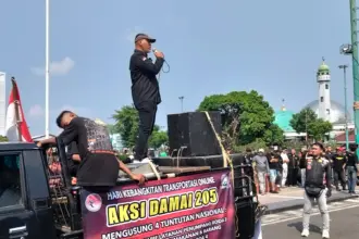 Sejumlah pengemudi ojek online se-Banyumas Raya menggelar aksi di kompleks Alun-alun Purwokerto, Rabu (20/5/2026).