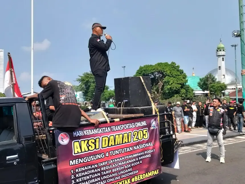 Sejumlah pengemudi ojek online se-Banyumas Raya menggelar aksi di kompleks Alun-alun Purwokerto, Rabu (20/5/2026).