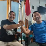 Kepala Desa Banjaranyar, Robi Wibowo, foto bersama dengan Advokat Djoko Susanto, S.H selalu ketua Peradi SAI Purwokerto, di kantor Peradi SAI Purwokerto, Senin (26/05/2026). (Besari)