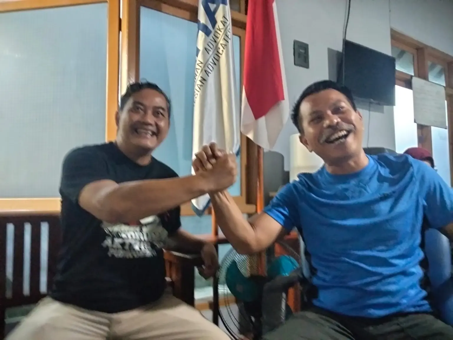 Kepala Desa Banjaranyar, Robi Wibowo, foto bersama dengan Advokat Djoko Susanto, S.H selalu ketua Peradi SAI Purwokerto, di kantor Peradi SAI Purwokerto, Senin (26/05/2026). (Besari)