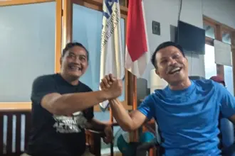 Kepala Desa Banjaranyar, Robi Wibowo, foto bersama dengan Advokat Djoko Susanto, S.H selalu ketua Peradi SAI Purwokerto, di kantor Peradi SAI Purwokerto, Senin (26/05/2026). (Besari)
