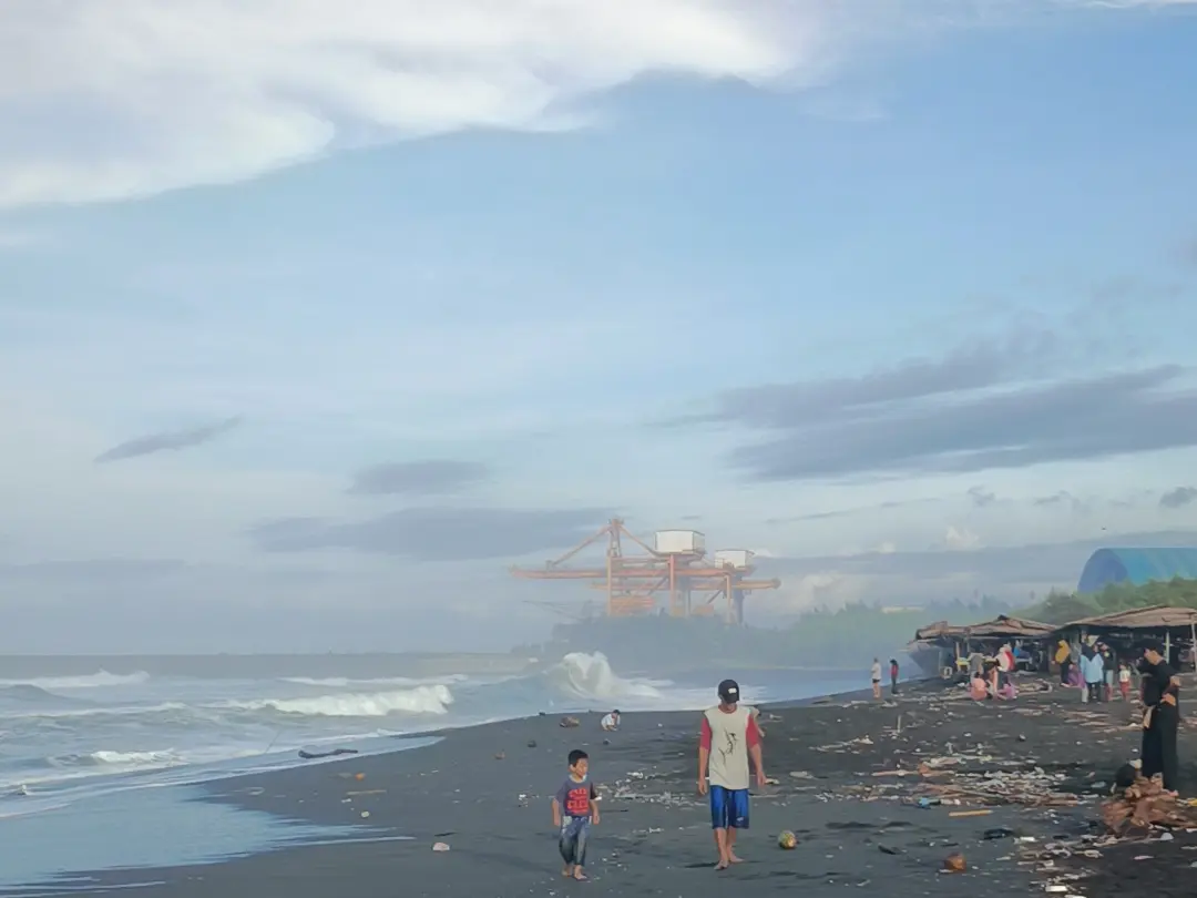ekso Berburu Golden Sunrise Cantik di Pantai Bunton Adipala Cilacap