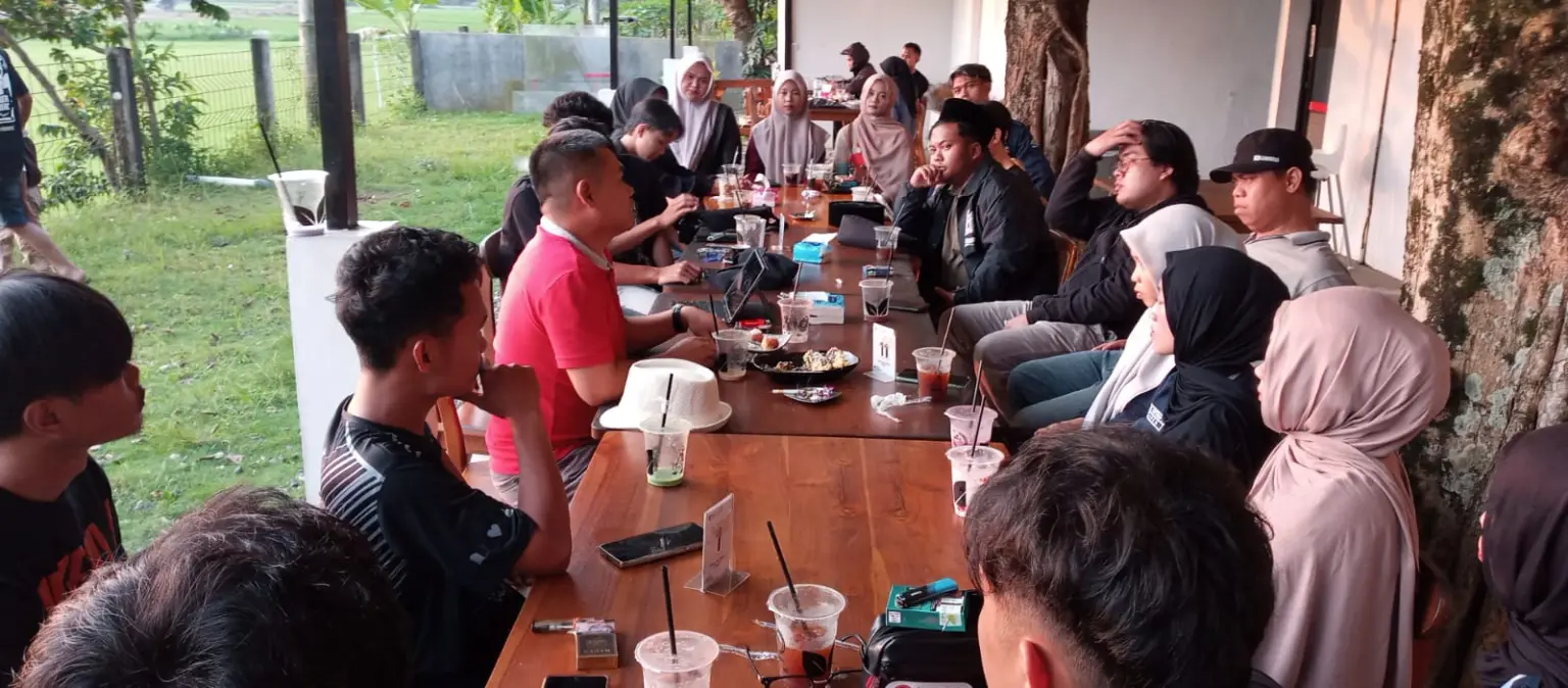 Suasana diskusi elemen mahasiswa dan masyarakat se Banjarnegara, Minggu (10/5/2026). (Foto: Heri C)