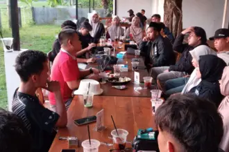 Suasana diskusi elemen mahasiswa dan masyarakat se Banjarnegara, Minggu (10/5/2026). (Foto: Heri C)