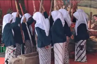 Sejumlah emak-emak di Desa Karanggedang Sidareja Cilacap memainkan lesung yang dipukul dengan alu atau kayu. (Faiz Ardani).