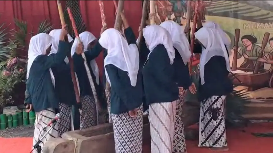 Sejumlah emak-emak di Desa Karanggedang Sidareja Cilacap memainkan lesung yang dipukul dengan alu atau kayu. (Faiz Ardani).