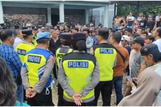 Polisi saat mengamankan aksi warga Desa Gununggiana