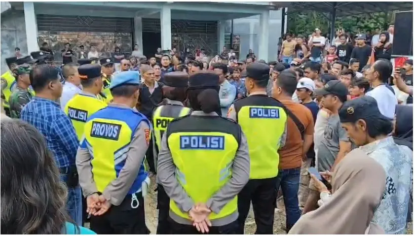 Polisi saat mengamankan aksi warga Desa Gununggiana