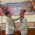 Ketua HIMNI terpilih, Sozanolo Waruwu (kanan) saat mendapatkan ucapan selamat dari pengurus HIMNI sebelumnya, Rabu (27/5/2026). (Foto: HIMNI Semarang)