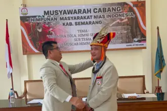 Ketua HIMNI terpilih, Sozanolo Waruwu (kanan) saat mendapatkan ucapan selamat dari pengurus HIMNI sebelumnya, Rabu (27/5/2026). (Foto: HIMNI Semarang)