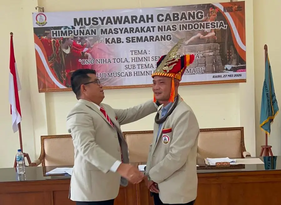Ketua HIMNI terpilih, Sozanolo Waruwu (kanan) saat mendapatkan ucapan selamat dari pengurus HIMNI sebelumnya, Rabu (27/5/2026). (Foto: HIMNI Semarang)