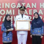 Bupati Purbalingga Fahmi M Hanif saat menunjukkan penghargaan 15 Kabupaten terbaik nasional, Senin (27/4/2026). (Foto; Humas Pemkab Purbalingga)