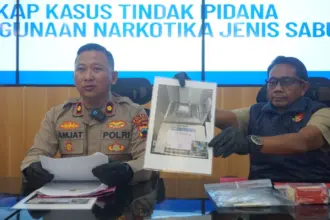Wakapolres Purbalingga bersama Kasatres Narkoba saat menjelaskan penangkapan kurir sabu asa Jakarta Barat, Jumat (1/5/2026). (Foto: Heri C)