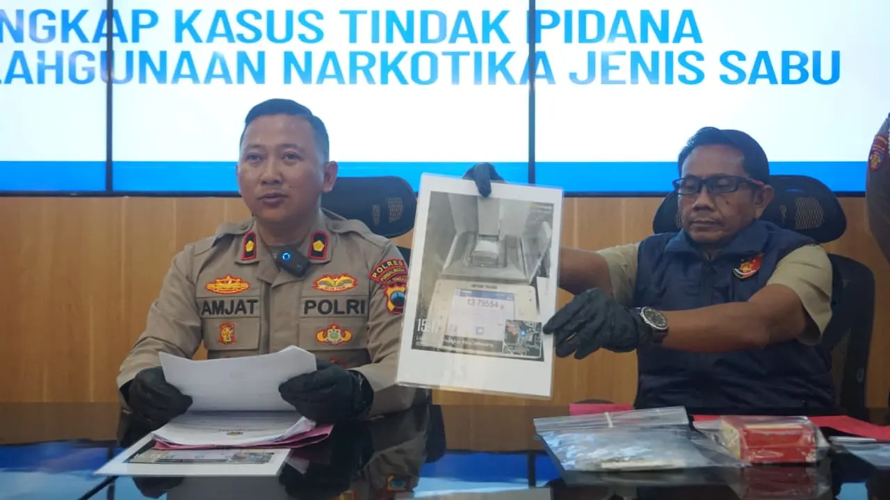 Wakapolres Purbalingga bersama Kasatres Narkoba saat menjelaskan penangkapan kurir sabu asa Jakarta Barat, Jumat (1/5/2026). (Foto: Heri C)