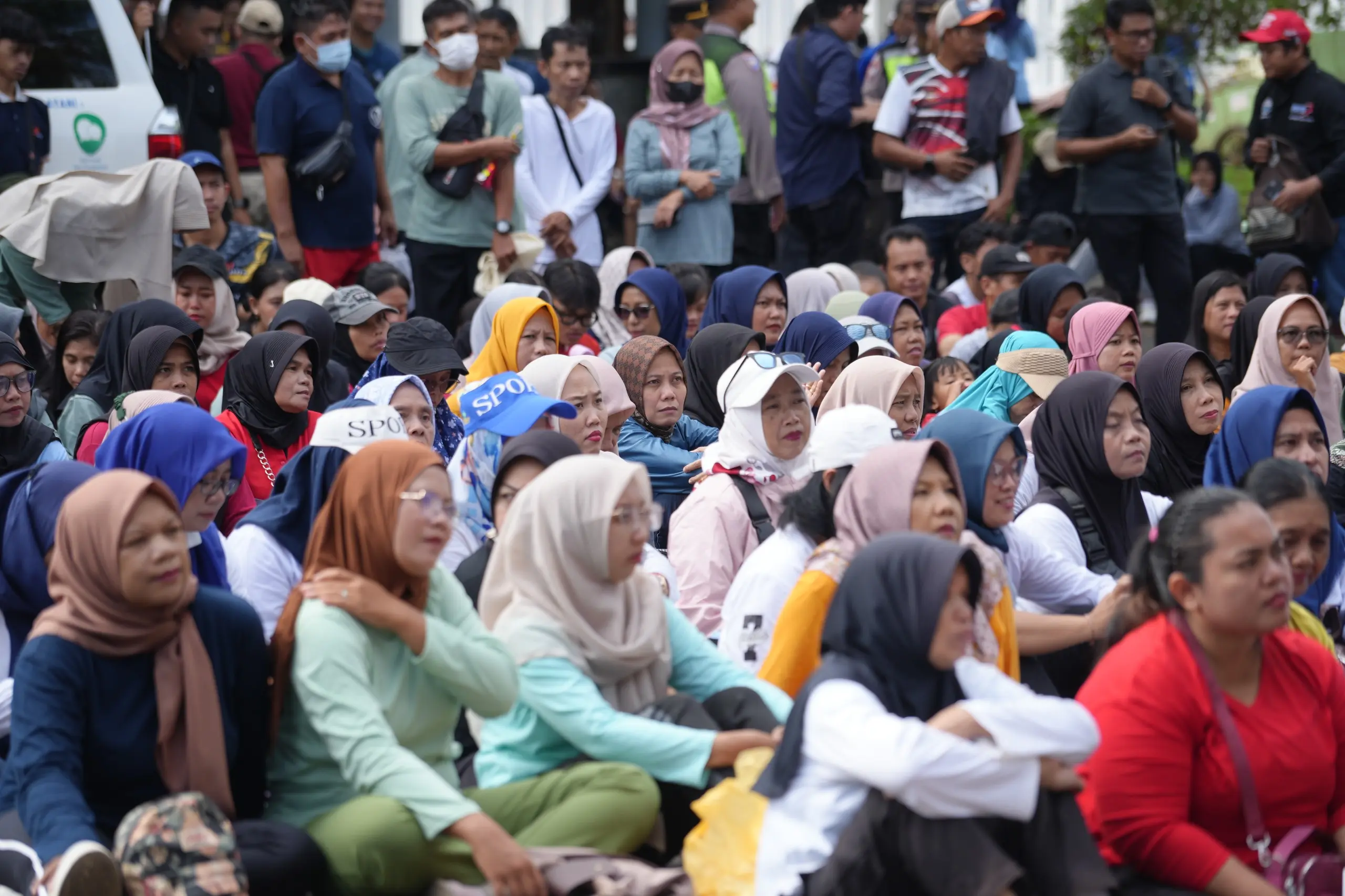 Sejumlah buruh di Kabupaten Banyumas saat mengikuti peringatan May Day 2026, di Halaman Pendopo Si Panji Purwokerto, Jumat (01/05/2026).