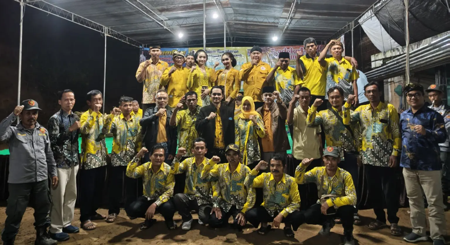Ketua Komisi C DPRD Cilacap, Mitra Patriasmoro hadiri syukuran jalan dan menyerahkan gamelan kepada Kelompok Sanggar Seni Desa Bengbulang Cilacap. (Dok Seputarbanyumas).