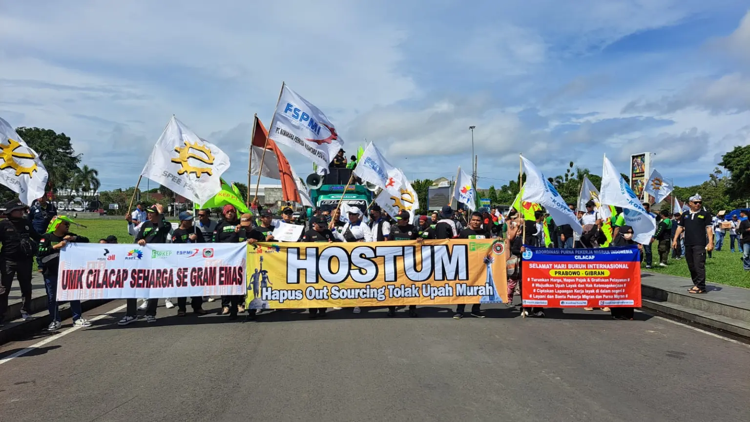 Ratusan buruh menggelar aksi dan konvoi kendaraan saat peringatan May Day 2026 di Alun-alun Cilacap. (Faiz Ardani).
