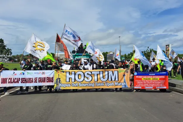 Ratusan buruh menggelar aksi dan konvoi kendaraan saat peringatan May Day 2026 di Alun-alun Cilacap. (Faiz Ardani).