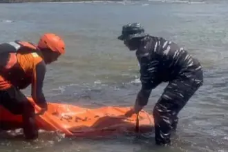 Tim SAR gabungan evakuasi korban tenggel di Sungai Jetis Cilacap-Kebumen. (Basarnas Cilacap).