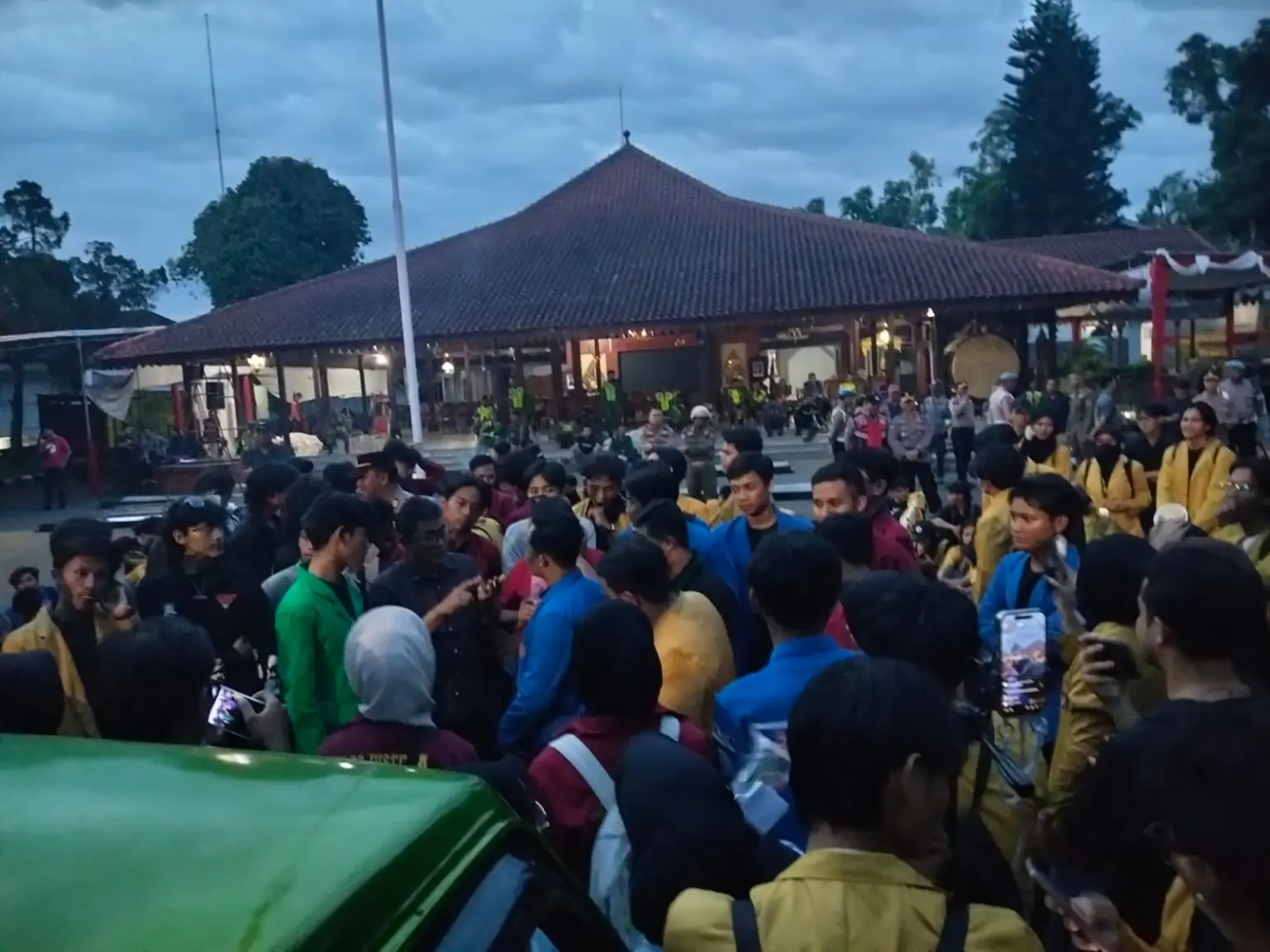 Suasana aksi mahasiswa yang tergabung dalam Aliansi Mahasiswa Banyumas, di Halaman Pendopo Si Panji Purwokerto, Jumat (01/05/2026).