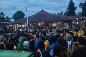 Suasana aksi mahasiswa yang tergabung dalam Aliansi Mahasiswa Banyumas, di Halaman Pendopo Si Panji Purwokerto, Jumat (01/05/2026).