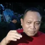 Plt Kepala Dinas Pendidikan Banyumas Amrin Ma'ruf saat menemui massa aksi di halaman Pendopo Si Panji Purwokerto, Jumat (01/05/2026).